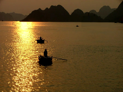 Coucher du soleil dans la baie d'Halong